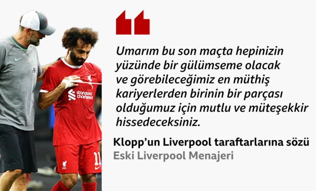 Beyaz ve gri beyzbol şapkası, tişörtü ve şortuyla Jürgen Klopp, kısa kollu kırmızı Liverpool formasıyla oynayan Mohamed Salah'ı tebrik ediyor.