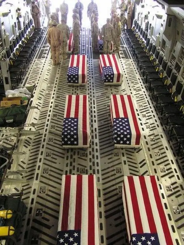 Plus de 3 500 soldats de la coalition dirigée par les États-Unis sont morts pendant la guerre, dont environ les deux tiers étaient des Américains.