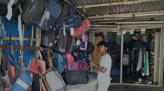 बैग की दुकान में खड़ा एक दुकानदार