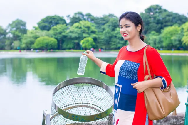 ప్లాస్టిక్ బాటిల్ పడేస్తున్న మహిళ