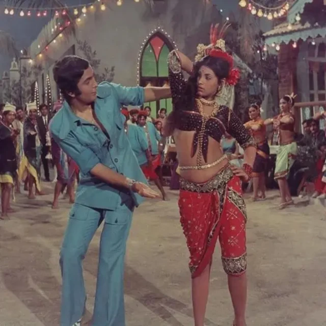 بابی (۱۹۷۳) به کارگردانی کاپور فیلم پر‌فروشی بود که روال معمول را دگرگون کرد. این فیلم ماجرای عاشقانه نوجوانان را در سینمای هند وارد کرد. با اولین حضور پسرش ریشی کاپور و دیمپل کاپادیا داستان فیلم تبدیل به نوعی خود‌زنگینامه شد