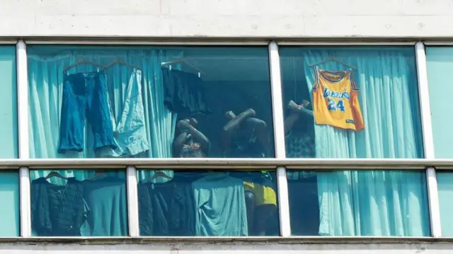 ပနားမား စီတီးမြို့က ဟိုတယ်ပြတင်းဝမှာ အဝတ်တွေ လှမ်းထားတာ လှမ်းတွေ့ရ