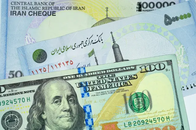 تصویرسازی از دلار و اسکناس ایرانی