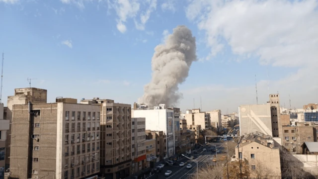 ইরানি গণমাধ্যম জানিয়েছে, তেহরানের কেন্দ্রস্থলে তিনটি বিস্ফোরণের শব্দ শোনা গেছে।