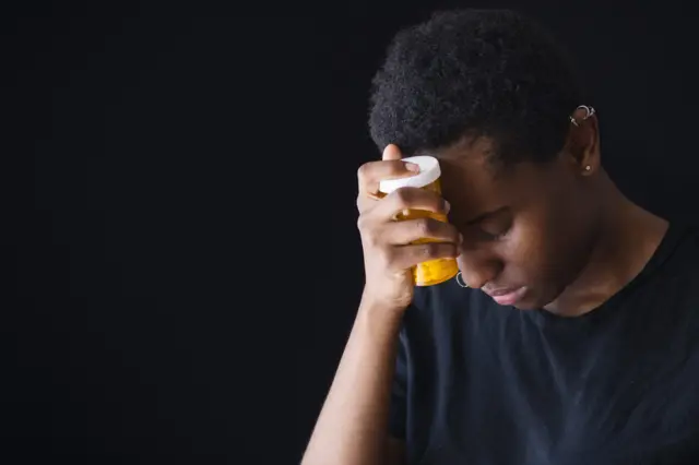 Une femme avec des médicaments