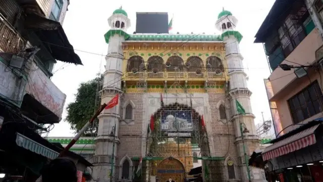 ایسا لگتا ہے کہ ہر راستہ اور دروازہ درگاہ کی جانب کھلتا ہے