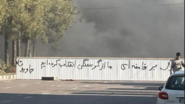 در جریان اعتراضات اخیر شهروندان معترض از جمله شعار «مرگ بر خامنه‌ای» سر می‌دادند یا بر دیوان می‌نوشتند