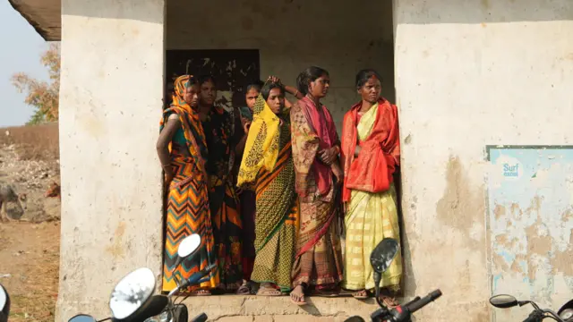 इस घटना के बाद से ही लोग डरे हुए हैं, ख़ासतौर पर वे लोग जिनके घर के पुरुष बाहर कमाने गए हैं