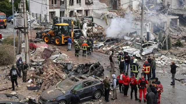 Рятувальники розчищають завали на місці російського удару по житловому району в Києві