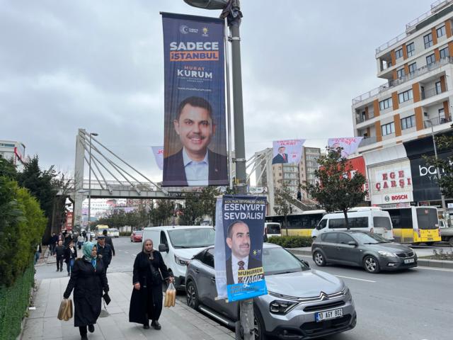 Esenyurt'taki AKP ve İYİ Parti afişleri 