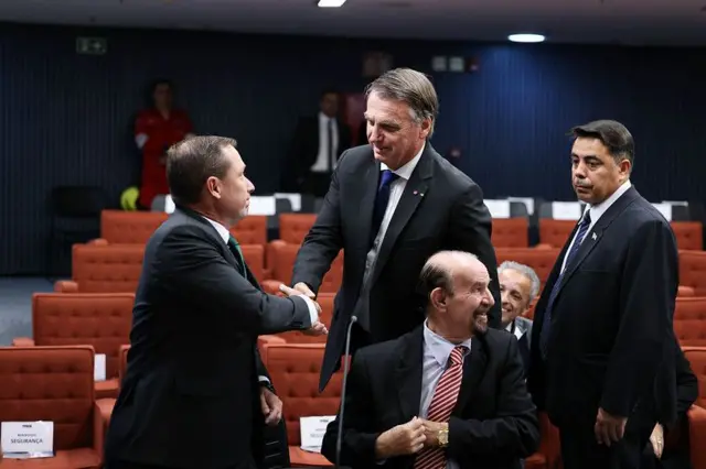 Bolsonaro cumprimentando Mauro Cid