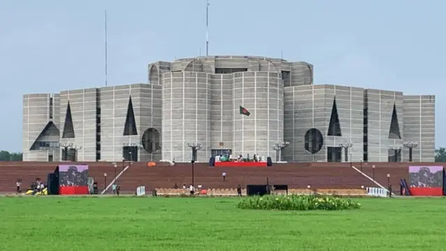 প্রথম সংসদ অধিবেশনের সময় বর্তমান এই সংসদ ভবন তখনো চালু হয়নি