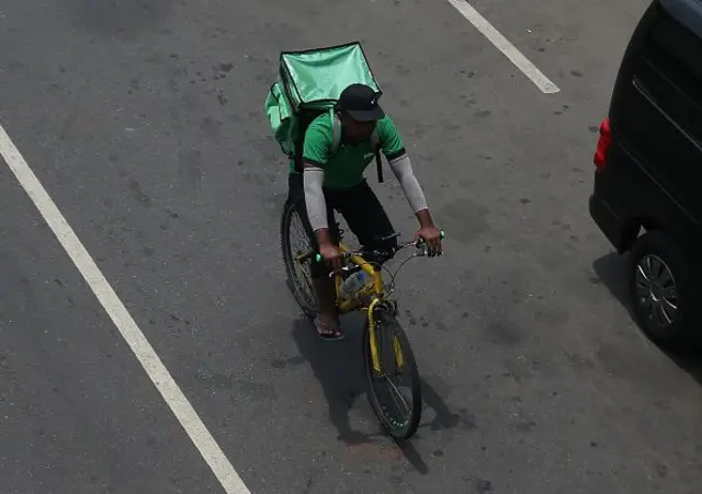 ආහාර ඇනවුම් කිරීම සඳහා ඇති ඔන්ලයින් යෙදුම් ක්‍රියාත්මක කරන සමාගම් ඇතැම් අවස්ථාවලදී තම සේවා සඳහා අධික මිලක් අය කරන බවට පාරිභෝගිකයෝ චෝදනා කරති