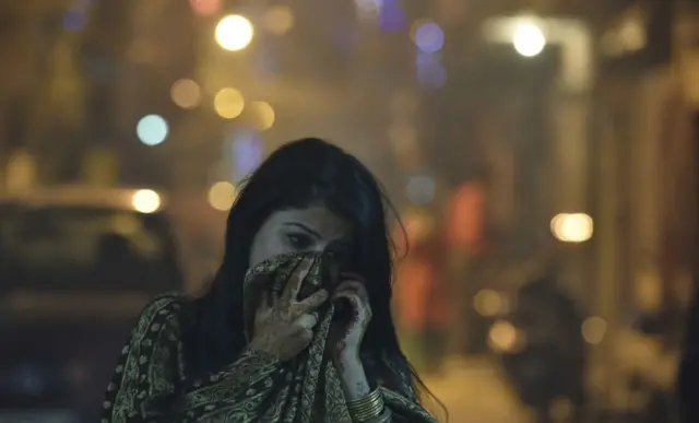 फटाक्यातून निघणाऱ्या लहान कणांमुळे फुप्फुसांनाही त्रास होतो. वेगवेगळ्या अॅलर्जी होऊ शकतात.