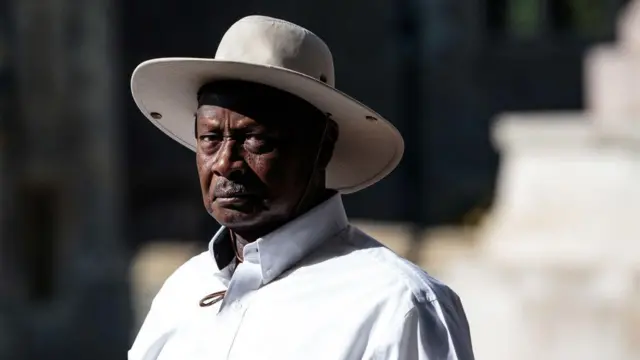 Le président ougandais Yoweri Museveni porte une chemise blanche et un chapeau à large bord assorti