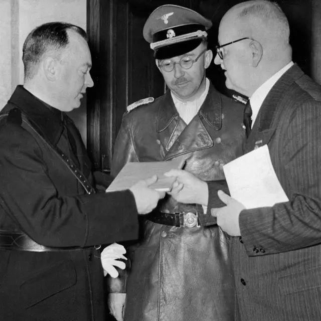 El líder del NSB holandés con los dirigentes nazis alemanes Heinrich Himmler y Franz Xaver Schwarz.