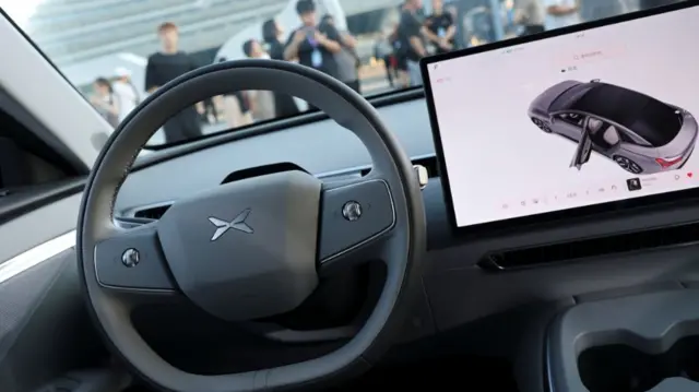 اتاق M03 ساده است و همه بخش‌های ماشین از طریق نمایشگر بزرگ روی داشبورد کنترل می‌شود