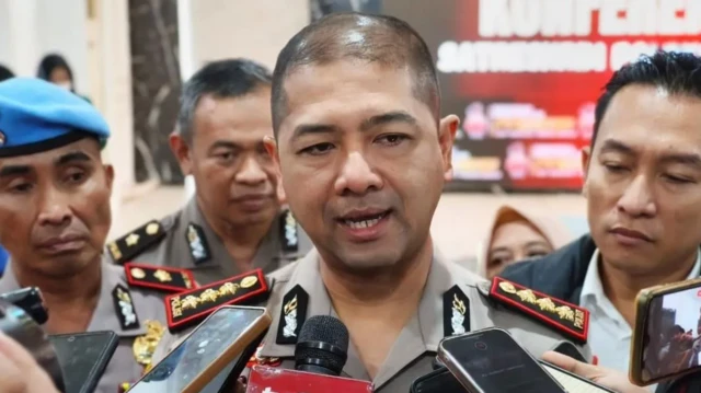 Kapolrestabes Makassar Kombes Pol Arya Perdana (tengah) didampingi jajaranya saat menyampaikan keterangan pers di Makassar, Sulawesi Selatan. 