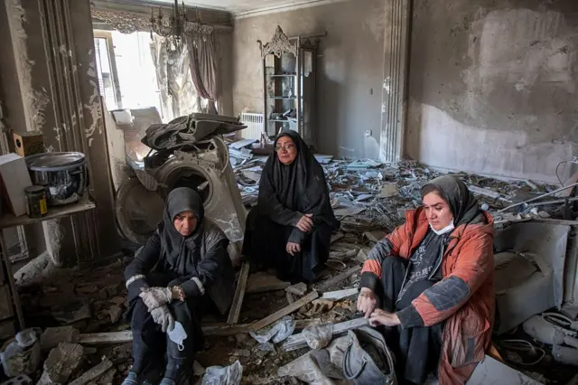 Mujeres en Teherán después de los ataques