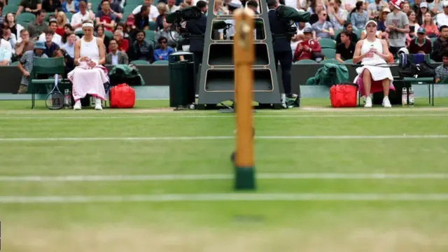 ویکتوریا آزارنکا (چپ) و الینا اسویتولینا در حالی مقابل هم در ویمبلدون قرار گرفتند که کشورهایشان باهم روابط خصمانه دارند