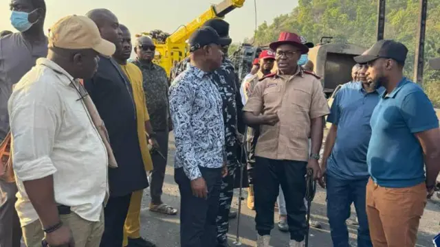 Oge Gọvanọ Peter Mbah na ndị ọrụ ya bịara ebe ahụ tanka ahụ dara