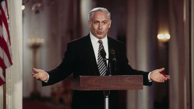 Netanyahu – então o primeiro-ministro mais jovem da históriaf12 bet como apostarIsrael – durantef12 bet como apostarprimeira visita a Washington depoisf12 bet como apostarchegar ao poder,f12 bet como apostar1996