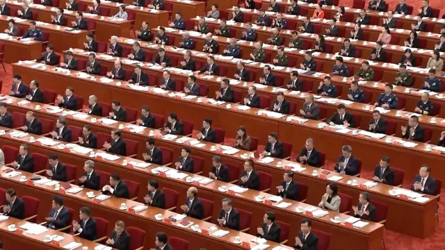 从高位拍摄北京京西宾馆中共二十届四中全会会场上委员鼓掌（中国中央电视台片段截屏10/2025）