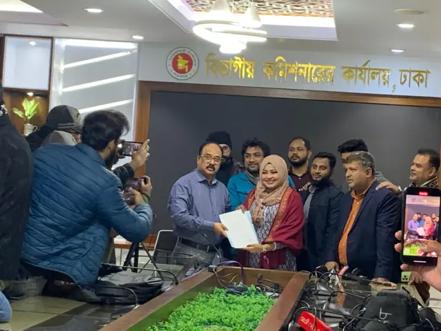 মনোনয়ন দাখিল করছেন একজন প্রার্থী