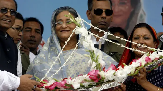 ফুলের তোড়া দিয়ে নৌকা বানিয়ে শেখ হাসিনার হাতে তুলে দেয়া হচ্ছে