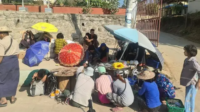 ဓာတ်အားအသုံးပြုနိုင်တယ်လို့ ခွင့်ပြုထားတဲ့ ဓာတ်တိုင်အောက် လျှပ်စစ်ဓာတ်အား သွင်းနေကြရတဲ့ဒေသခံတွေ  