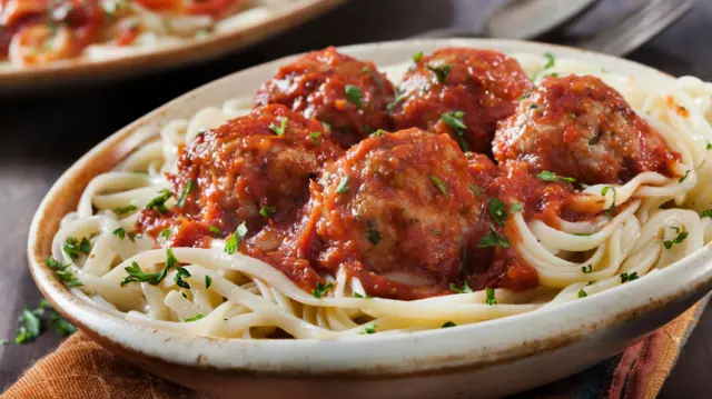 Albóndigas con fideos y salsa. 