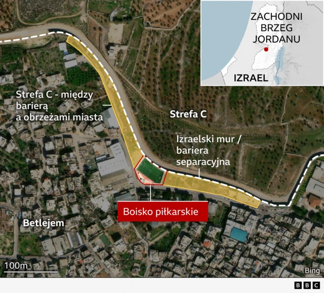 Mapa ukazująca położenie izraelskiej bariery separacyjnej i boiska piłkarskiego. 