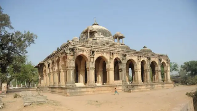 এই মাজারটি 'মোবারক সাঈদ' রোজা রোজি নামেও পরিচিত। এটি ভারতের আহমেদাবাদ থেকে ৩৫ কিলোমিটার দূরে ১৫শতকে সুলতান মাহমুদ শাহের আমলে নির্মিত।