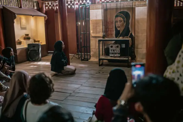 Arifa Safura, seni instalasi, cut nyak dhien, rumah cut nyak dhien, monolog cut nyak, tanah tubuh air mata darah nyawa