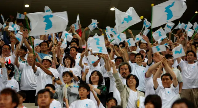 한반도기를 흔드는 사람들