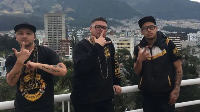 Manuel Zúñiga, Latin King, junto a sus 'hermanos".