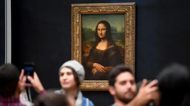 Pessoas em frente à Mona Lisa