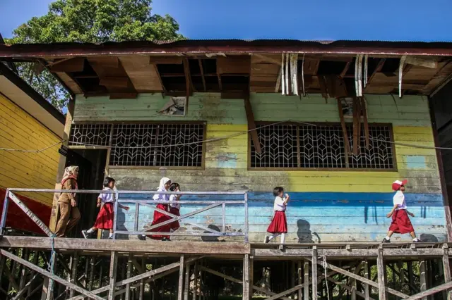 Sebanyak tujuh dari sembilan peserta didik baru yang terdaftar mengikuti MPLS untuk mengenal lingkungan sekolah, berinteraksi dengan guru dan teman sebaya, serta memahami budaya sekolah.