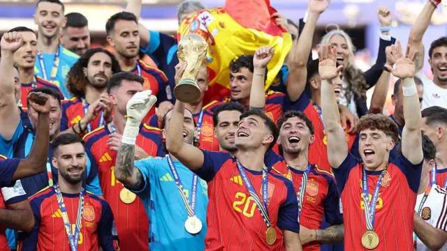 İspanya'dan Pedri, 19 Temmuz 2026'da East Rutherford, New Jersey'deki New York New Jersey Stadyumu'nda İspanya ile Arjantin arasında oynanan 2026 FIFA Dünya Kupası final maçının ardından FIFA Dünya Kupası'nı kutluyor.