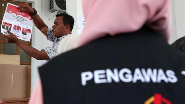 Petugas KPPS menunjukan surat suara pemilihan calon presiden dan wakil presiden saat penghitungan suara Pemilu 2024 di Banda Aceh, Aceh, Rabu (14/2/2024).