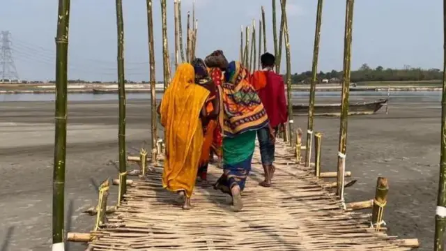 पुल नहीं होने से बिहार के कई इलाक़ों में बाँस के बनाए पुल से लोग नदी को पार करते हैं. फ़ाइल फ़ोटो