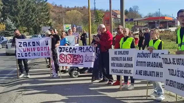 протест у Тузли и пароле 'Деца плачу, систем ћути', 'Дужност вам је штитити грађане, а не убијати их'