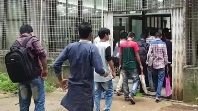 ঢাকা বিশ্ববিদ্যালয়ের কেন্দ্রীয় লাইব্রেরিতে প্রচুর তরুণ বিসিএস পরীক্ষার প্রস্ততি নিতে সময় কাটান