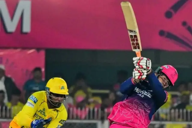 චෙන්නායි සුපර් කිංග්ස් සමග තරගයේදී වේගවත් පිති ප්රහාරයක් එල්ල කරන වයිභව් සූර්යවංශි.