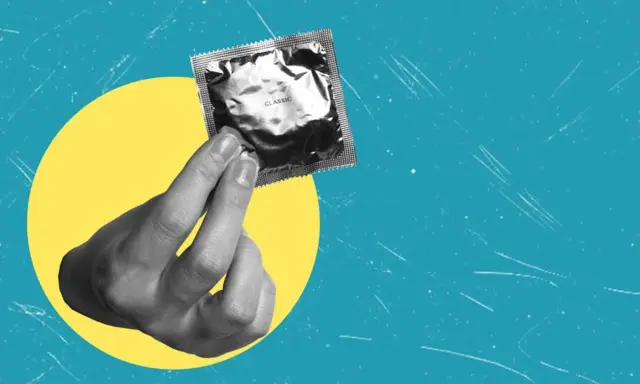 İlüstrasyon: prezervatif tutan bir el