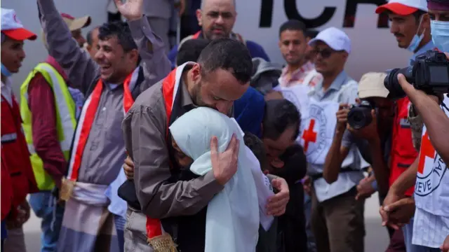 በየመን በተደረገው የእስረኛ ልውውጥ ስምምነት የተለቀቀ ግለሰብ ቤተሰቦቹን ባገኘበት ወቅት