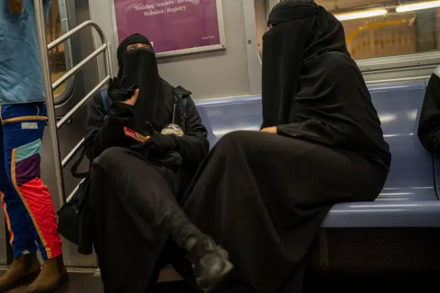 Mulheres usando Nicabe no metrô de Nova York