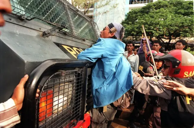 Demonstrasi mahasiswa di Jakarta pada 8 Mei 1998. 