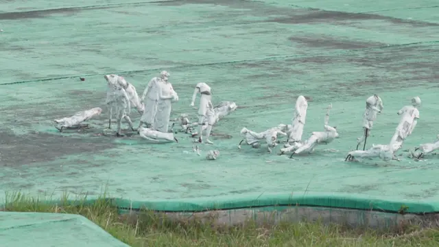 মুজিবনগর কমপ্লেক্সে ক্ষতিগ্রস্ত ভাস্কর্য