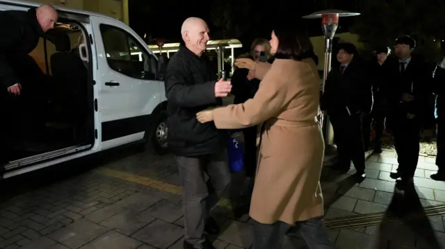 آقای بیالیاتسکی پس از در آغوش گرفتن خانم تیخانوفسکایا گفت: «هزاران نفر زندانی شده‌اند و همچنان زندانی هستند. بنابراین مبارزه ما ادامه دارد.»